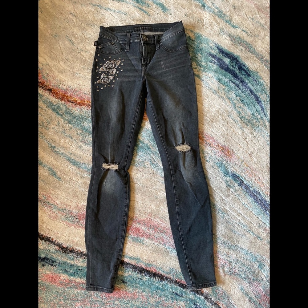 Rock & Republic gray distressed skinny Jean with floral and grommet detail sz 2